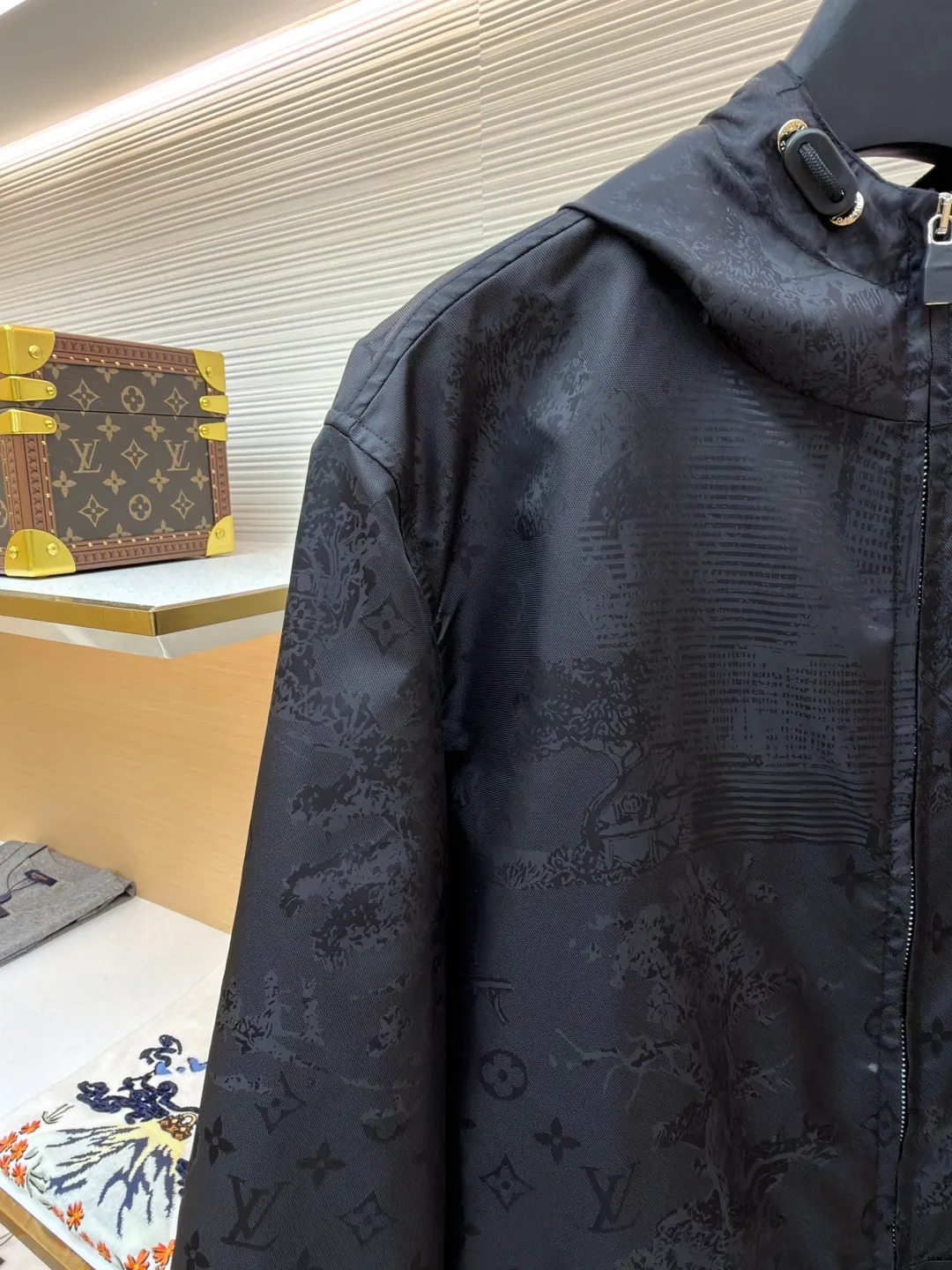 LOUISVUITTON Dog walking dark pattern jacquard jacket ●Authentic product: purchased and developed for 24600 ●Item number: 1680084-B50 ●Fabric: Oxford jacquard fabric ●Technology: jacquard production ●Version: fitted version ●Weight: about 465 grams ●Size: 44-46-48-50 ●Description: Made of 50D nylon Oxford jacquard fabric, the yarn is made of triangular light filament, the Y version is purchased to scan the pattern, and an 85CM large full-width circular pattern is made. The high-speed rapier machine is used to weave the gray fabric, and the front panel + pocket are cut by hand with 2+2 restored flowers. The back panel is cut with positioning flowers, and the large pattern cycle leads to increased fabric consumption. 5# platinum Swiss tooth open tail zipper + hollow letter puller, sheepskin material oil-edged double-hole anti-slip buckle, pig nose button + eyelets + cylinder are made of white copper, barrel-plated brushed pattern light antique silver. The overall wiring is straight and delicate, the fabric is comfortable and soft, and the color is consistent without color difference. It can be matched with the same style to create a fashionable look and control various occasions. Customized accessories, complete with three standards, same style for men and women!
